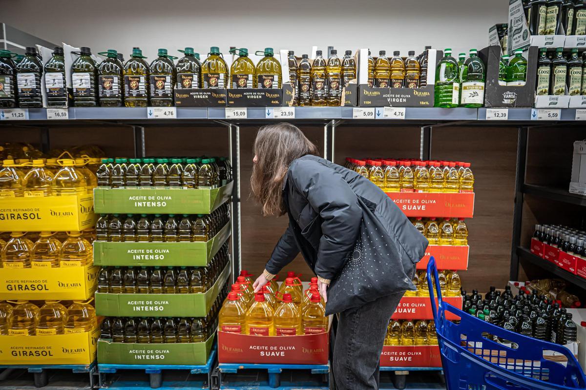 Una persona a un supermercat, en una imatge d'arxiu.