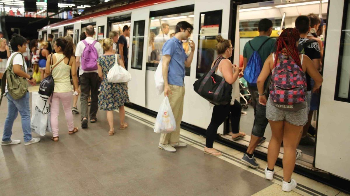 zentauroepp34812034 barcelona 25 07 2016  verano   la linea 4 del metro abarrota180706193108