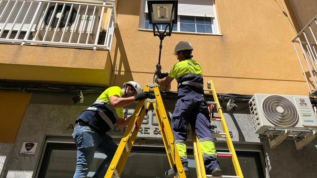 Operarios colocan nuevos puntos de luz