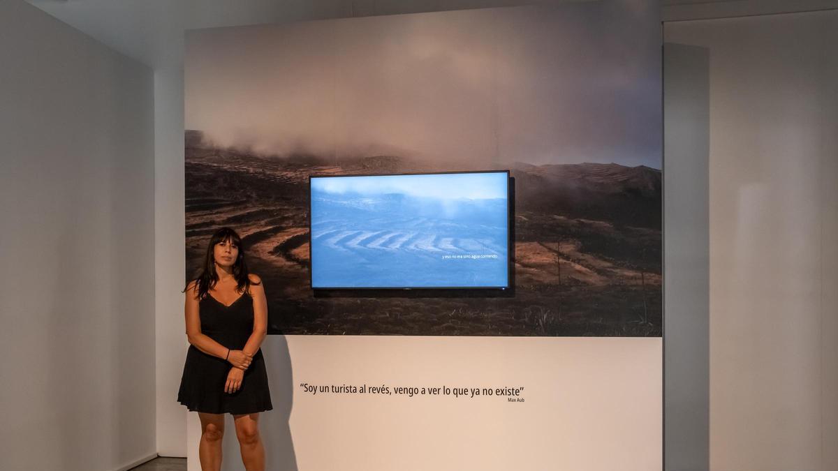 Luz Sosa junto a su instalación.s
