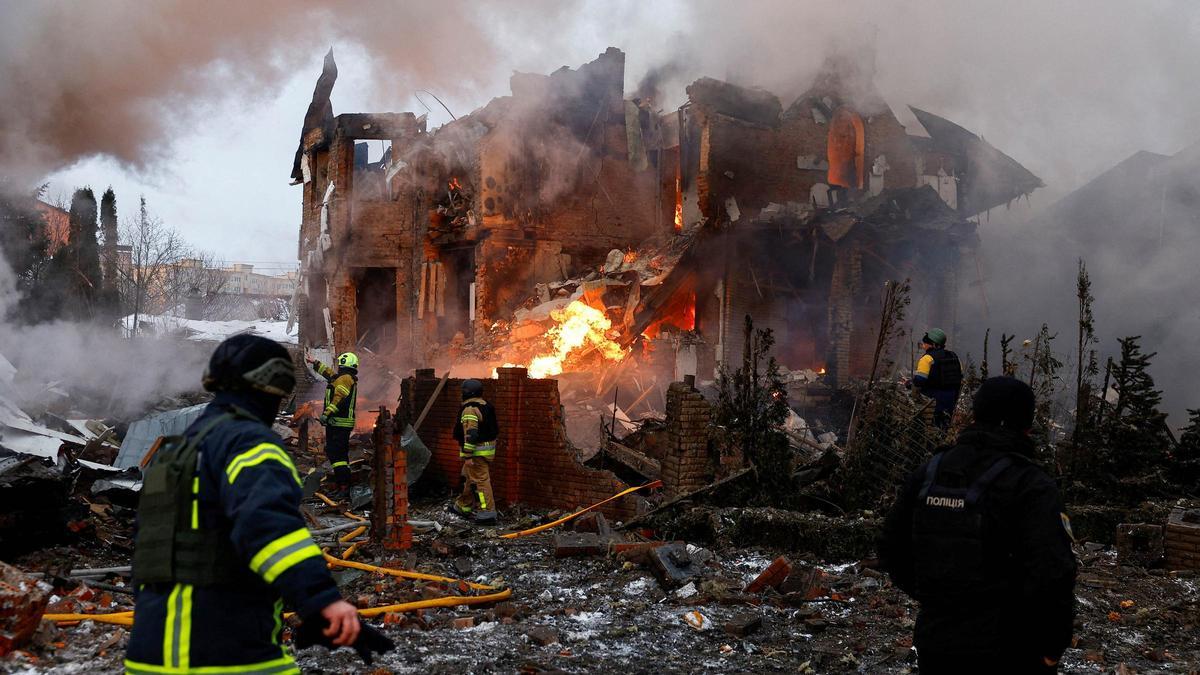 Los bomberos trabajan en el lugar de un edificio residencial dañado durante los ataques con drones y misiles rusos, en medio del ataque de Rusia a Ucrania, en Kiev, Ucrania, el 22 de febrero de 2026.