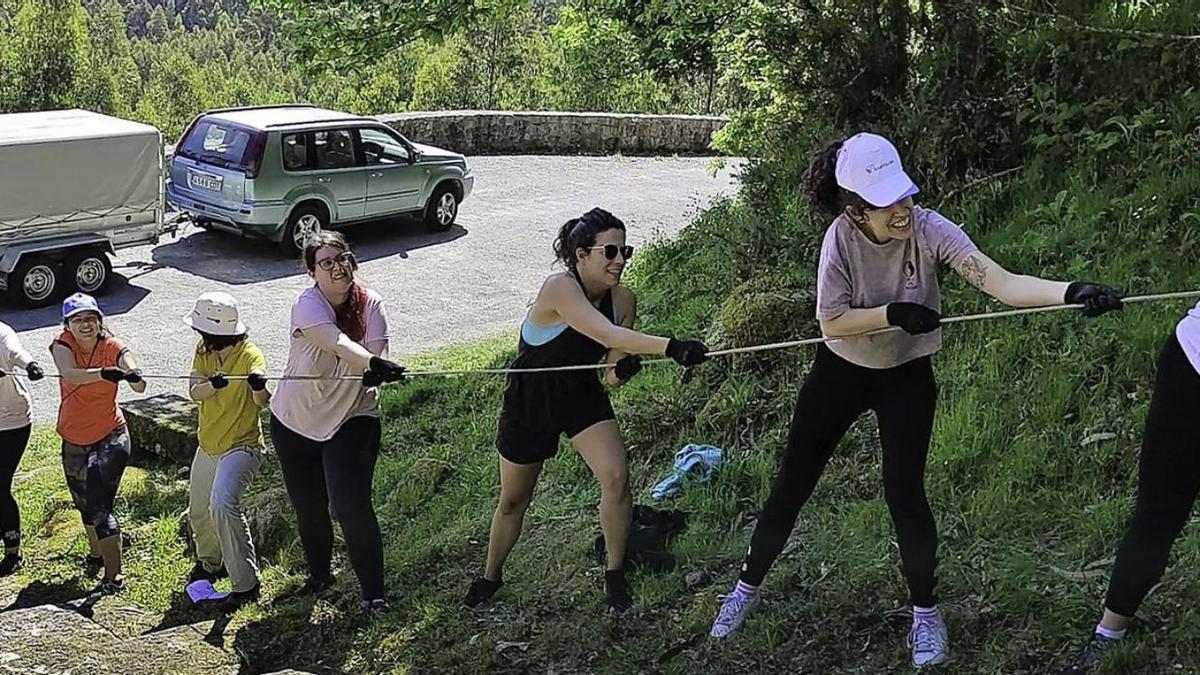 Los voluntarios e integrantes de Fragas do Mandeo durante las labores de retirada del coche.