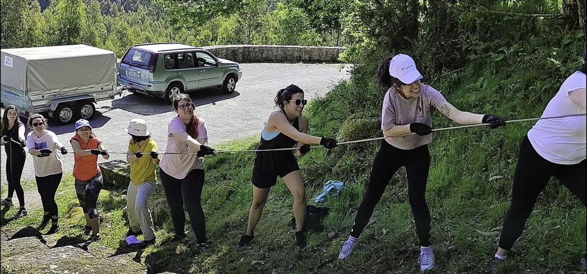 Los voluntarios e integrantes de Fragas do Mandeo durante las labores de retirada del coche.