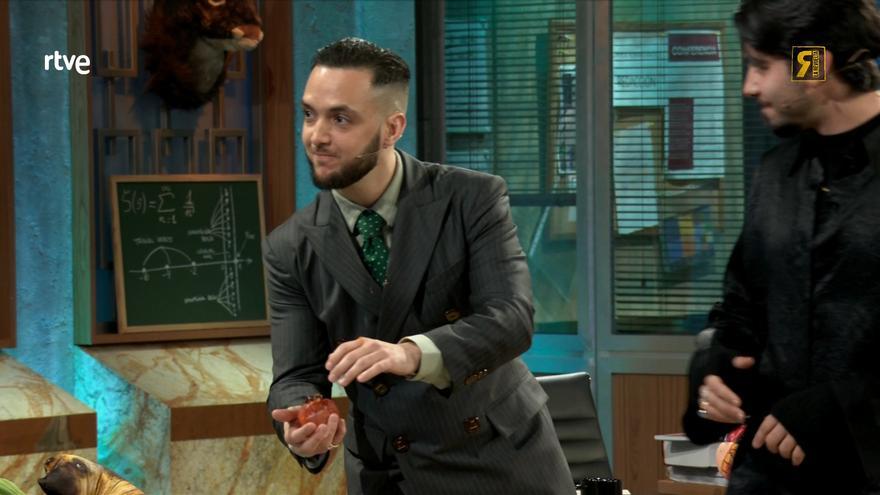 Un caqui de la Ribera ensucia el traje de C. Tangana en &quot;La Revuelta&quot;