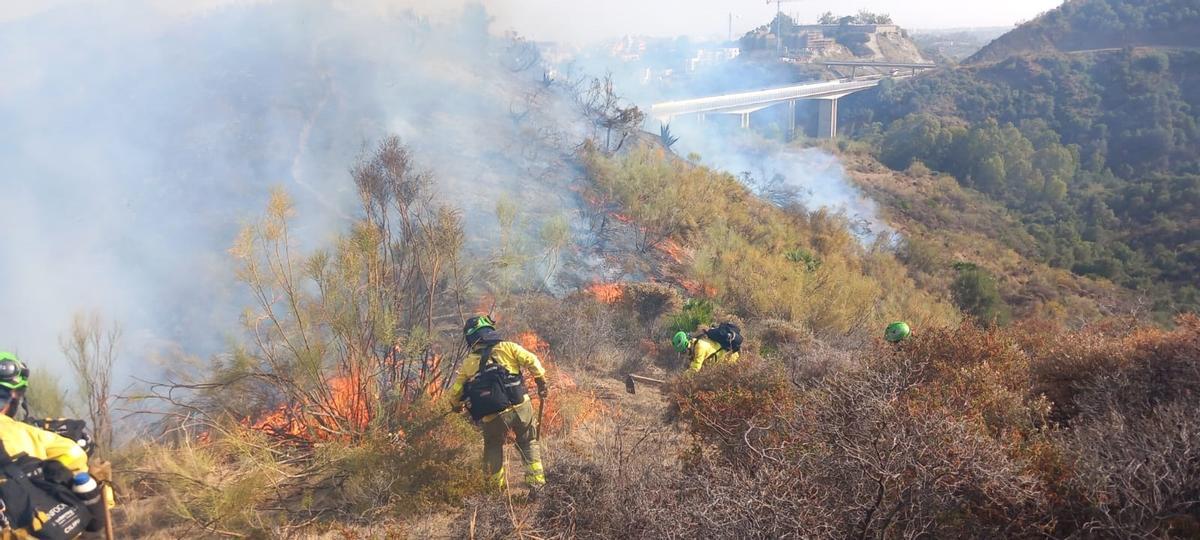 El Infoca, trabajando para extinguir el incendio de este martes en Marbella.