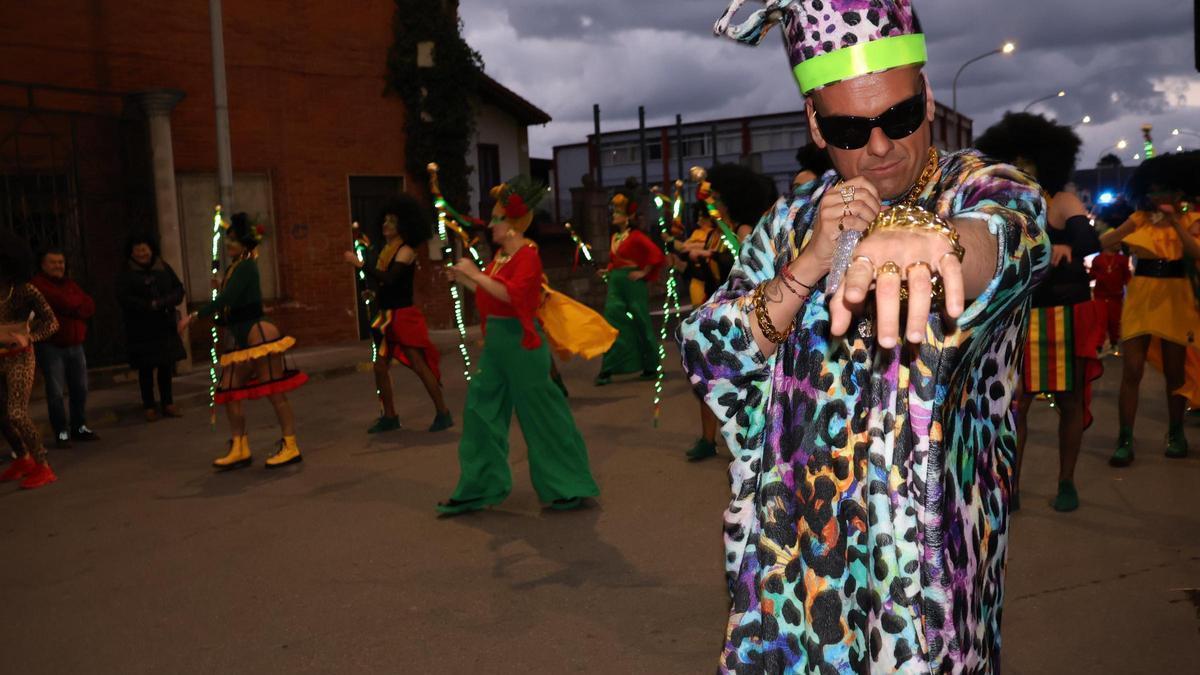 El grupo ganador del Carnaval de Llanes.