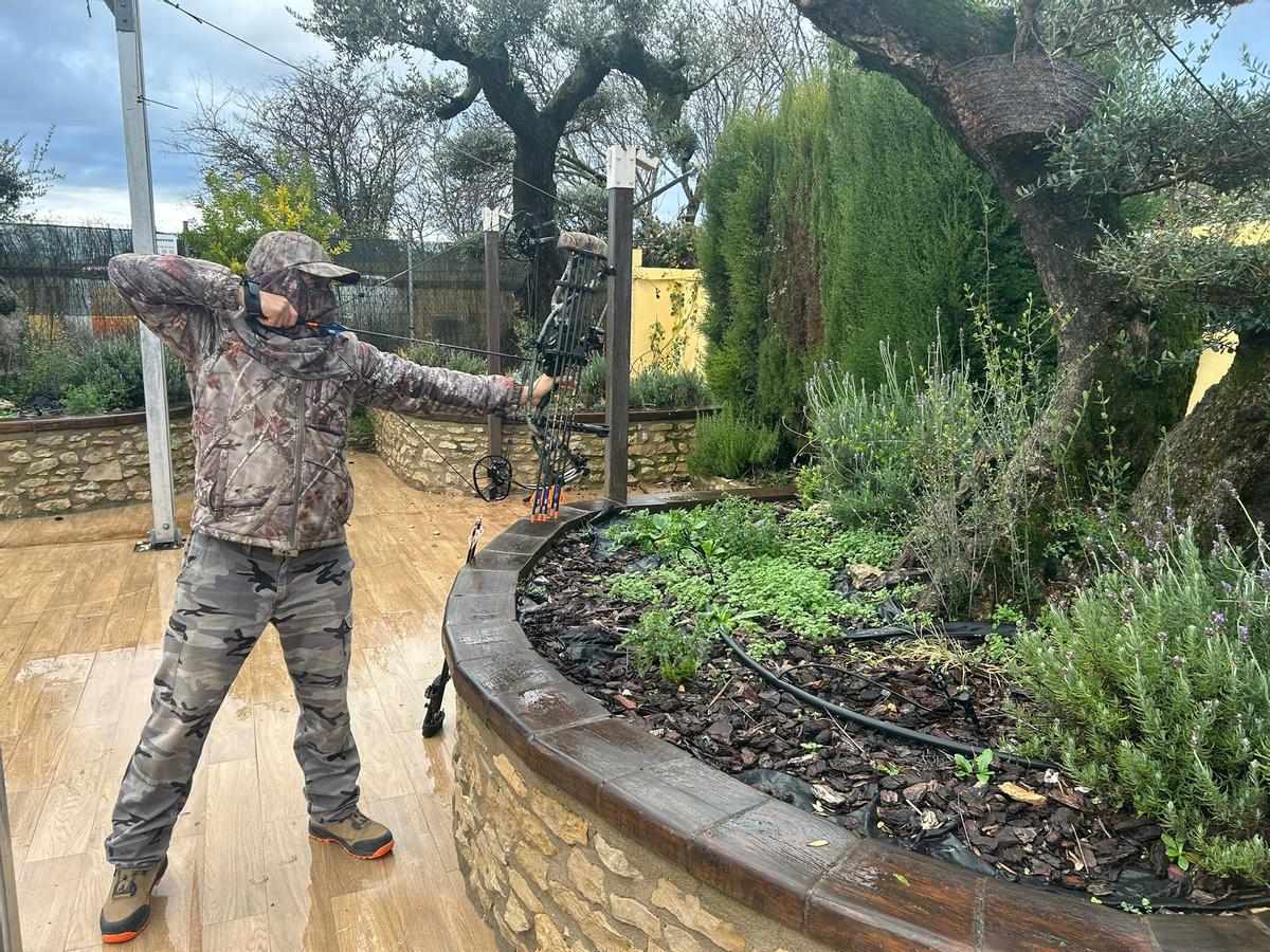 Uno de los arqueros, apuntando.