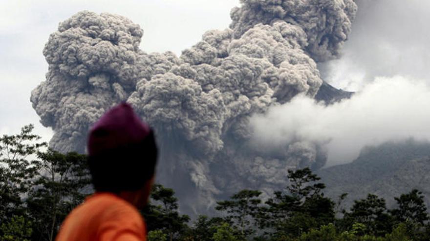 El volcán Merapi expulsando gas caliente.