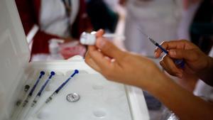 Los investigadores revisaron los datos de 94.354 adolescentes vacunados de entre 12 y 18 años.