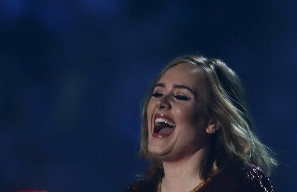 La cantante Adele recibió el ''Brit Award'' a mejor disco en una gala en la que también se rindió homenaje a David Bowie.