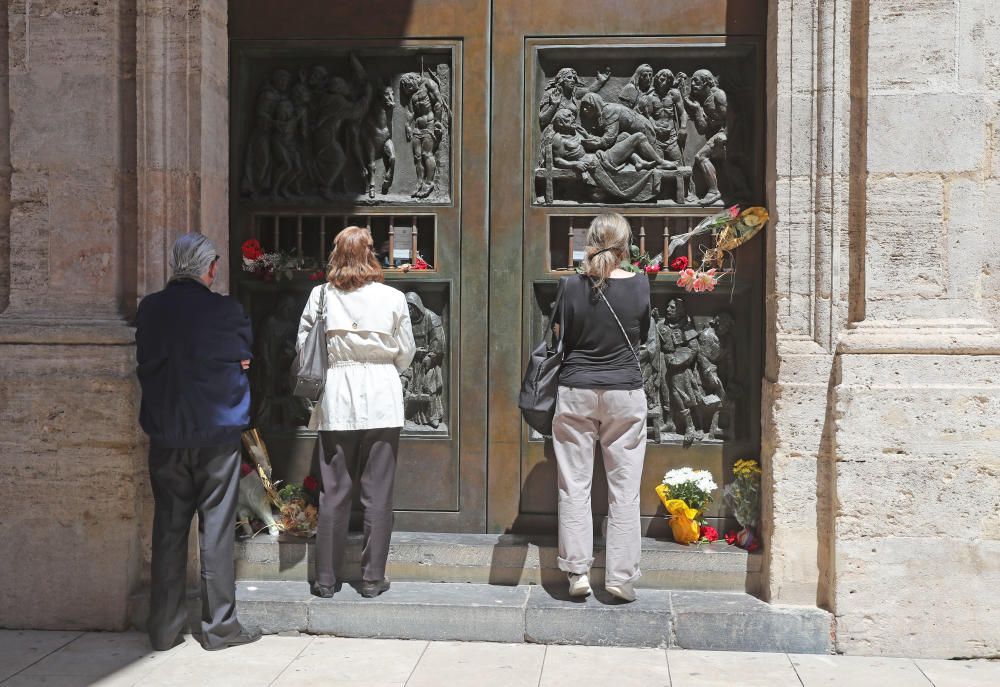 Puertas abiertas en la basílica el día de la festividad de la Virgen de los Desamparados.