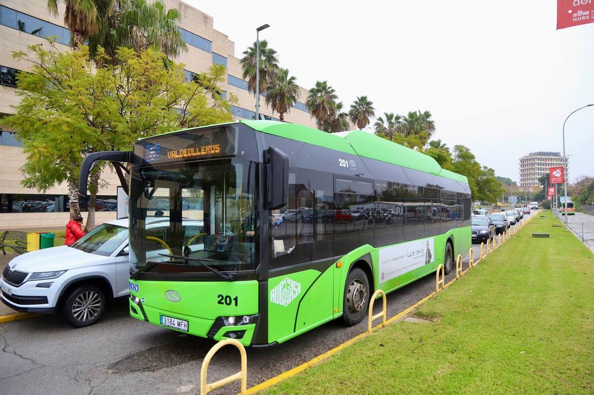 Un autobús de Aucorsa se dirige a su parada este lunes en el hospital Reina Sofía.