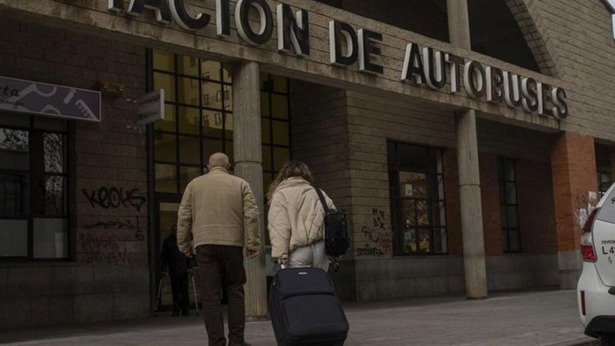 Dos personas acceden a la estación de autobuses. / EMILIO FRAILE