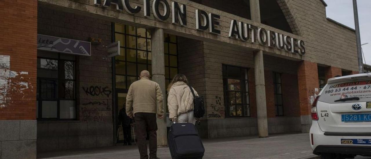 Dos personas acceden a la estación de autobuses. / EMILIO FRAILE