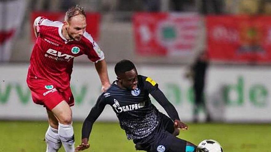 Omar Saho, en acció durant un partit amb el filial del Schalke 04.