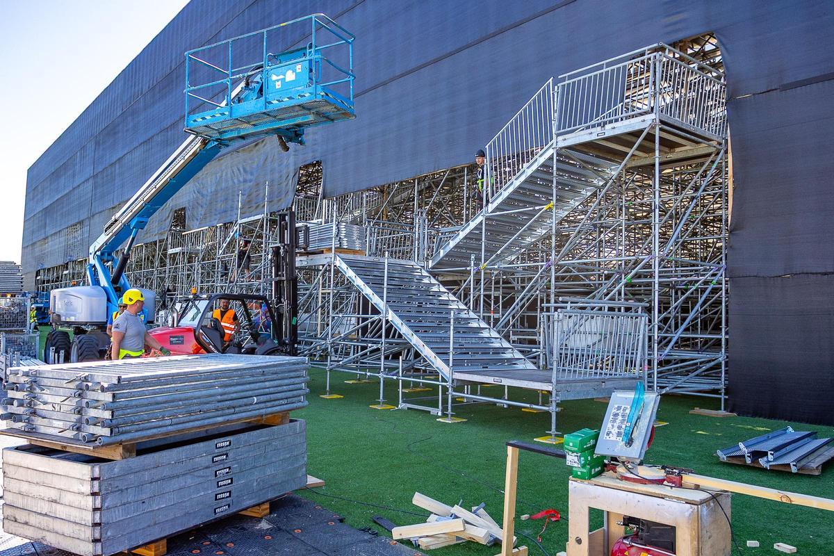 Operarios trabajan en el estadio que Shakira ha levantado en Madrid para finiquitar su gira mundial.