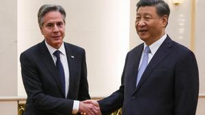 El secretario de EE.UU. Antony Blinken (izquierda), y el presidente de China, Xi Jinping, en Pekín. 