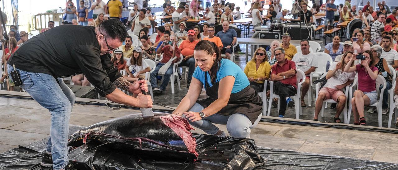 El experto José Guadalupe durante el proceso de despiece en la Feria del Atún de Mogán.