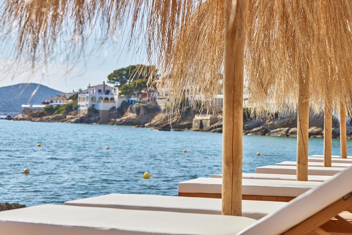 Reserva una hamaca en AQUA Beach Club y vive una experiencia única junto al mar.