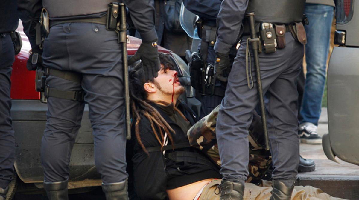 Los agentes de la policía cargan contra los manifestantes y algunos resultan heridos