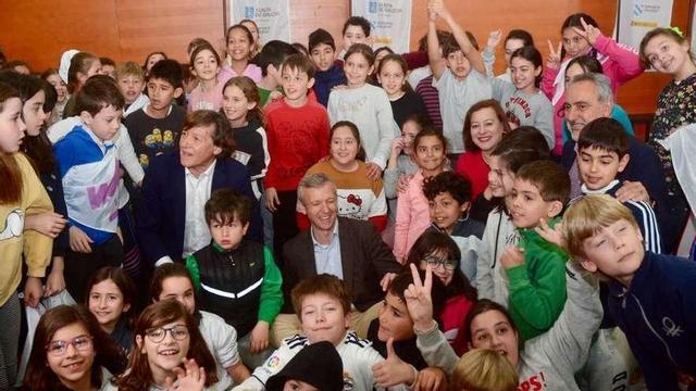 Alfonso Rueda (centro), rodeado de jóvenes deportistas, ayer, en el CGTD. // Rafa Vázquez