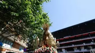 La Virgen "cigarrera" vuelve a salir a la calle y pide por el Valencia CF frente a Mestalla