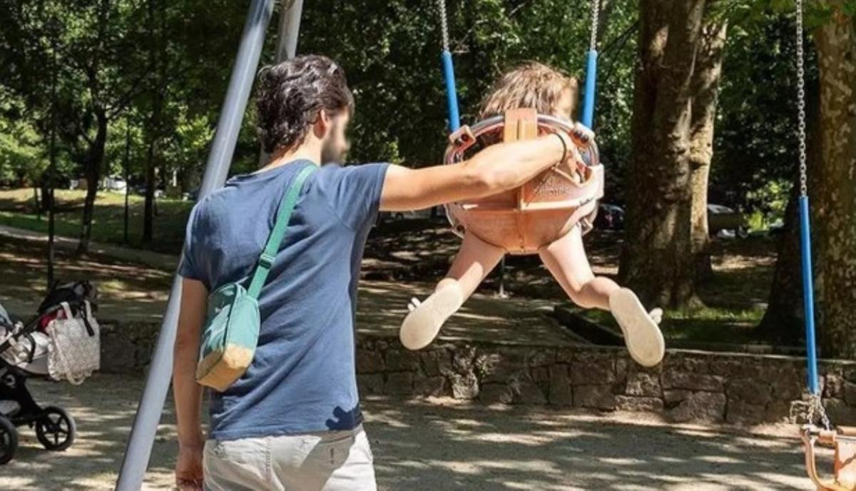 Un padre junto a su hija en un parque.