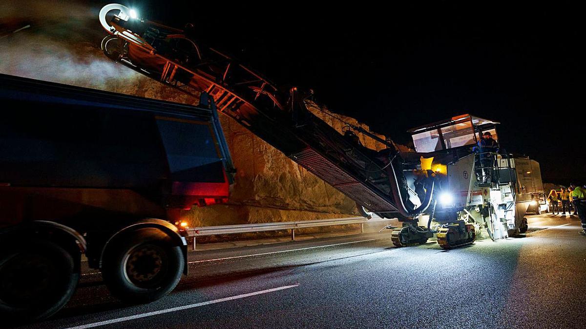 Trabajos de reasfaltado en la autopista del Sur.