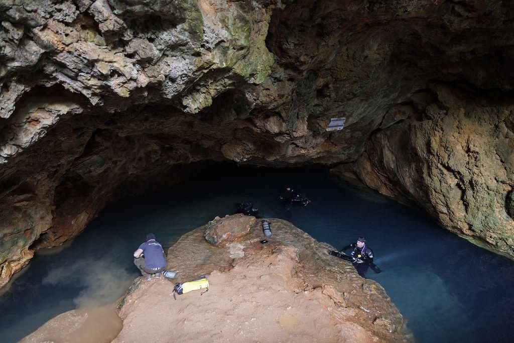 Buceadores en la Cueva del Agua, Isla Plana