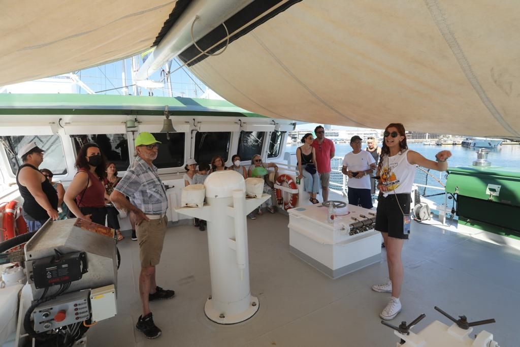 El Rainbow Warrior, buque de Greenpeace, abre sus puertas en València