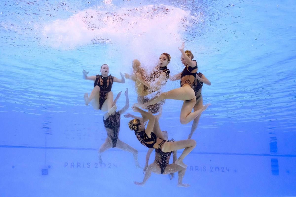 España da el gran salto y regresa con el bronce al Olimpo de natación artística. El equipo español de natación artística se luce en la definitiva rutina acrobática y logra la medalla de bronce, el primer metal en la disciplina desde Londres 2012.