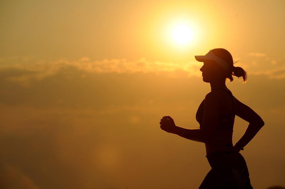 Una mujer corre al amanecer.