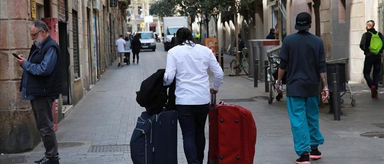 Imagen de archivo de un turista rumbo a su alojamiento, en el Eixample.