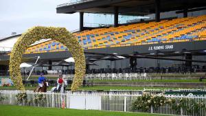 El jockey James McDonald regresa al patio de montaje después de montar a Cascadian con victoria en la carrera 9, el Preludio de Chandon Doncaster, durante el día de apuestas en el hipódromo de Rosehill Gardens en Sydney, Australia.