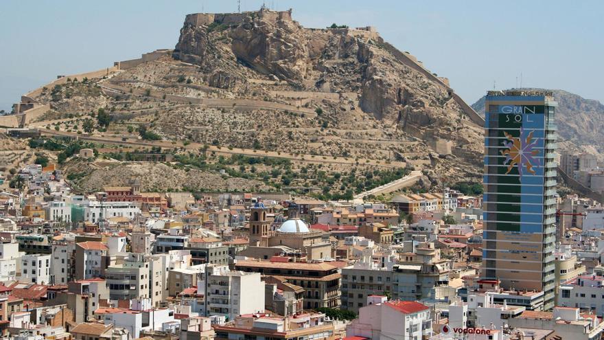 Fallece una mujer al precipitarse desde una altura de cuatro metros en el Castillo de Santa Bárbara de Alicante