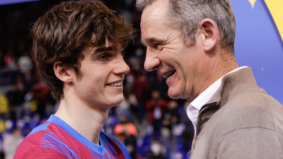 Iñaki Urdangarin habla con su hijo Pablo tras el encuentro de la Liga Asobal entre el Barça y el Fraikin Granollers disputado en Barcelona
