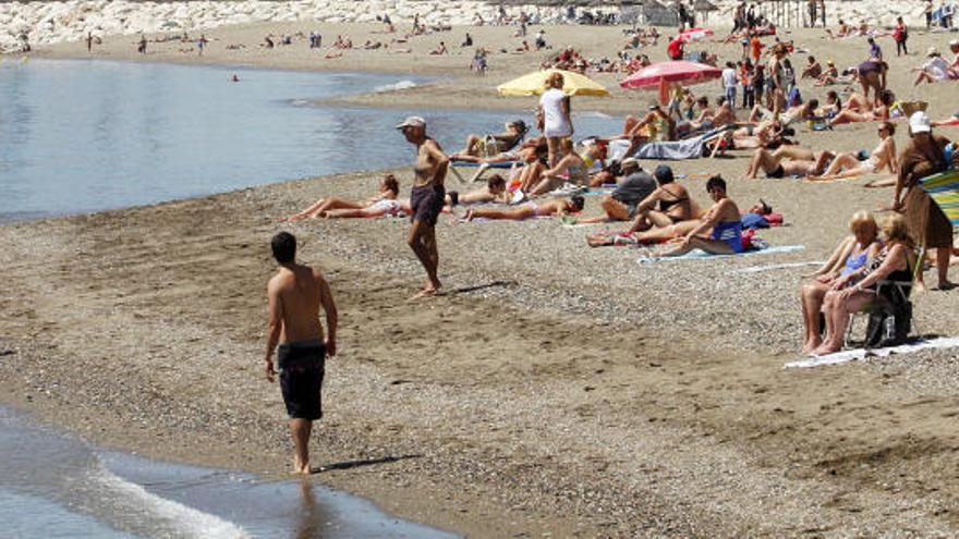 Detalle de la playa de La Malagueta en plena eclosión prematura del verano.