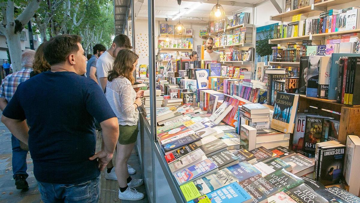 Imagen de archivo de la Feria del Libro de Murcia, en 2023.