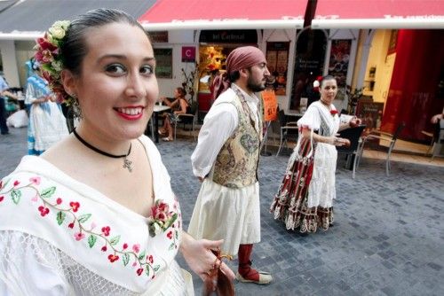 El Festival Internacional de Folclore arranca con un desfile