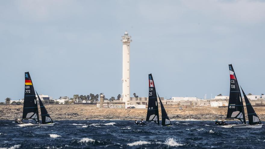 Dos tripulaciones españolas, en el Top 10 tras el primer día del Mundial de 49er y FX en Lanzarote