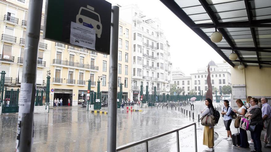 La gente aguarda un taxi en la parada de la Estación del Norte, en València.
