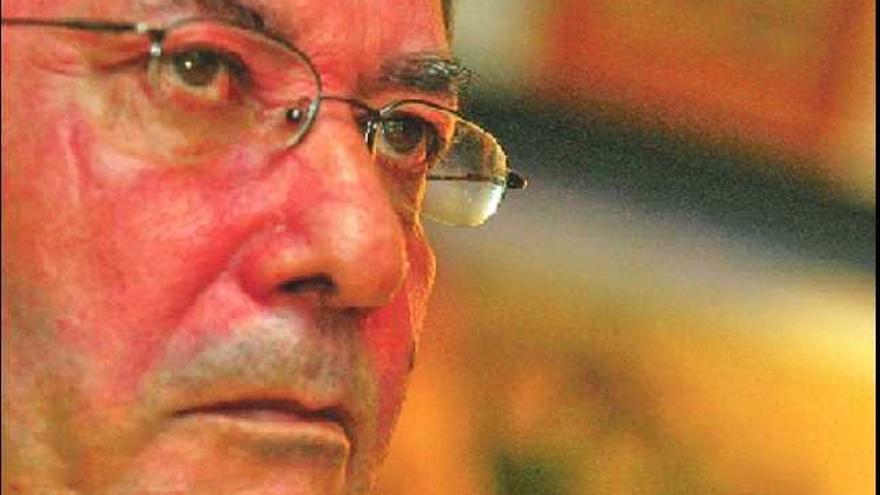 Javier Cabo
en su domicilio instantes después de conocer el galardón que le acredita como VI Premio Maisonnave