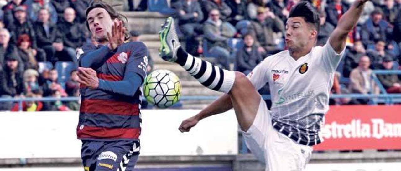 Truyols despeja el balón ante De los Reyes en el partido Llagostera-Mallorca disputado el pasado domingo en Palamós.