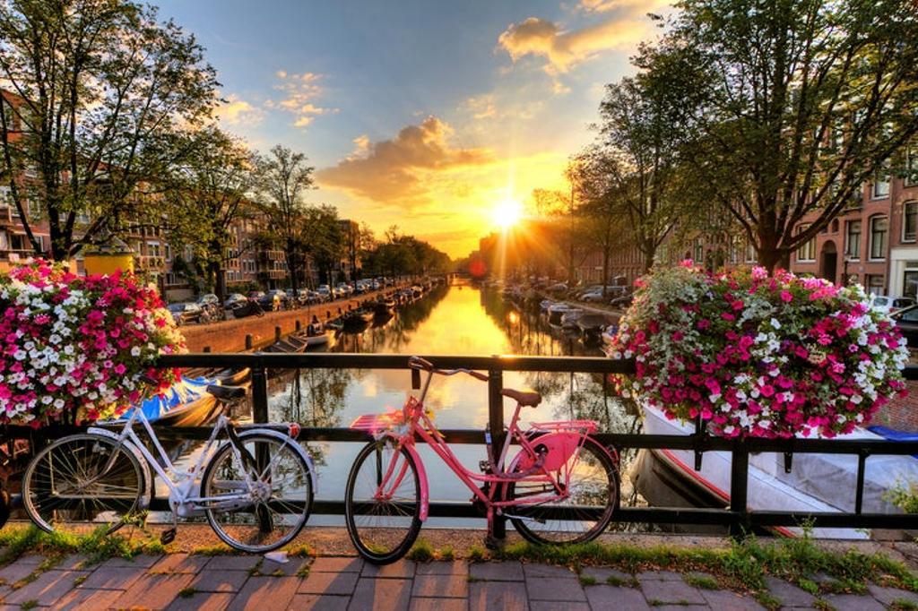 Despedimos la semana desde Amsterdam, una de las ciudades más bonitas de Europa. En la foto, una preciosa puesta de sol sobre uno de los canales más emblemáticos y de mayor interés turístico de la ciudad.