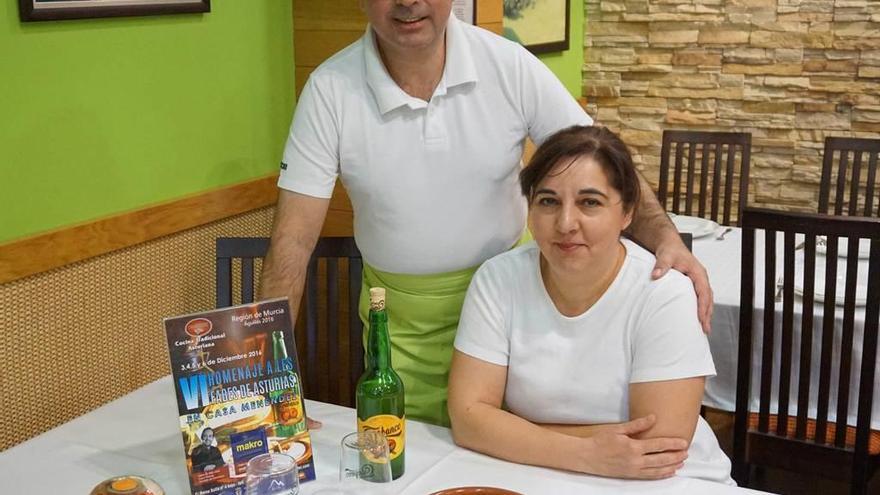 Bautista Menéndez y Teresa Lastra, en el comedor de su restaurante en Águilas (Murcia) en la presentación de las VI Jornadas de les Fabes.