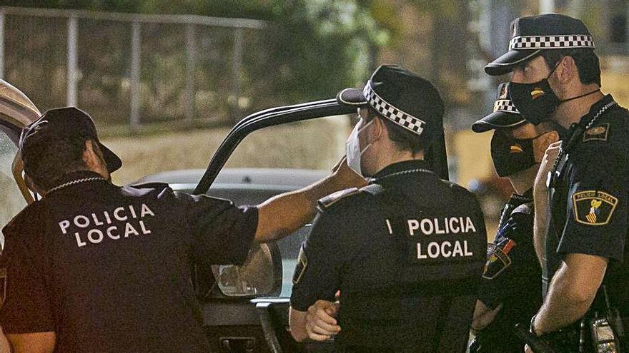 Policías por la noche en Alicante, la semana pasada.