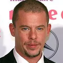 Alexander McQueen (1969- 2010): el niño del que abusaron sexualmente