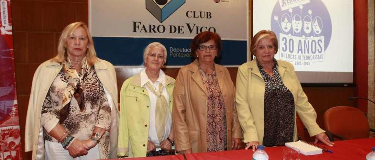 Sara Guntín, Tonina Díaz, Dora Carrera y Carmen Avendaño, ayer, en el Club FARO. // R. Grobas