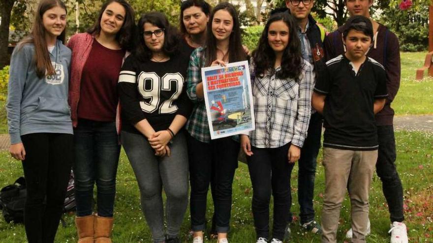 Alumnos del María Casares que ganaron la fase internacional del Rally de Matemáticas, con su profesora.