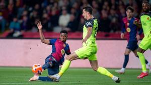 Ansu Fati y Valjent pelean por el balón durante el Barça-Mallorca en Montjuïc.